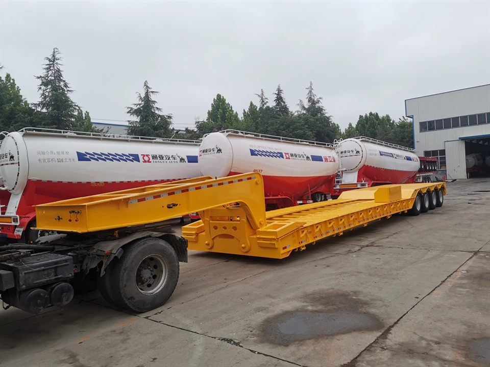 Hydrauliczna naczepa niskopodwoziowa typu "gęsia szyja".