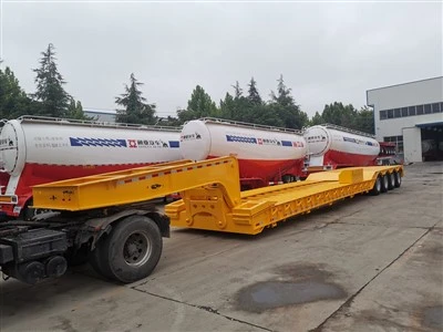 Hydrauliczna naczepa niskopodwoziowa typu "gęsia szyja".