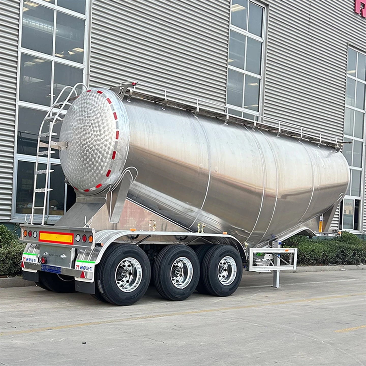 Przyczepa cysterna do transportu cementu luzem z aluminium